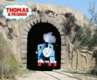 Le sympathique locomotive à vapeur Thomas sortant du tunnel