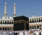 Pèlerins musulmans à pied autour de la Kaaba, le bâtiment en forme de cube à La Mecque, en Arabie Saoudite