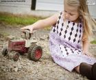 Fille jouant avec un tracteur